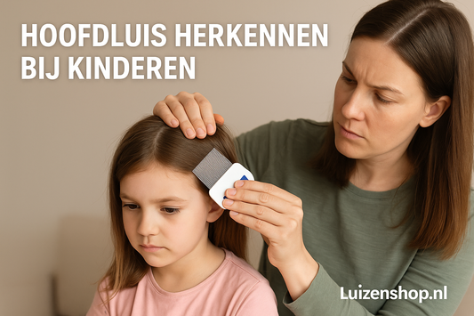 Kind met moeder die hoofdluis controleert met een luizenkam